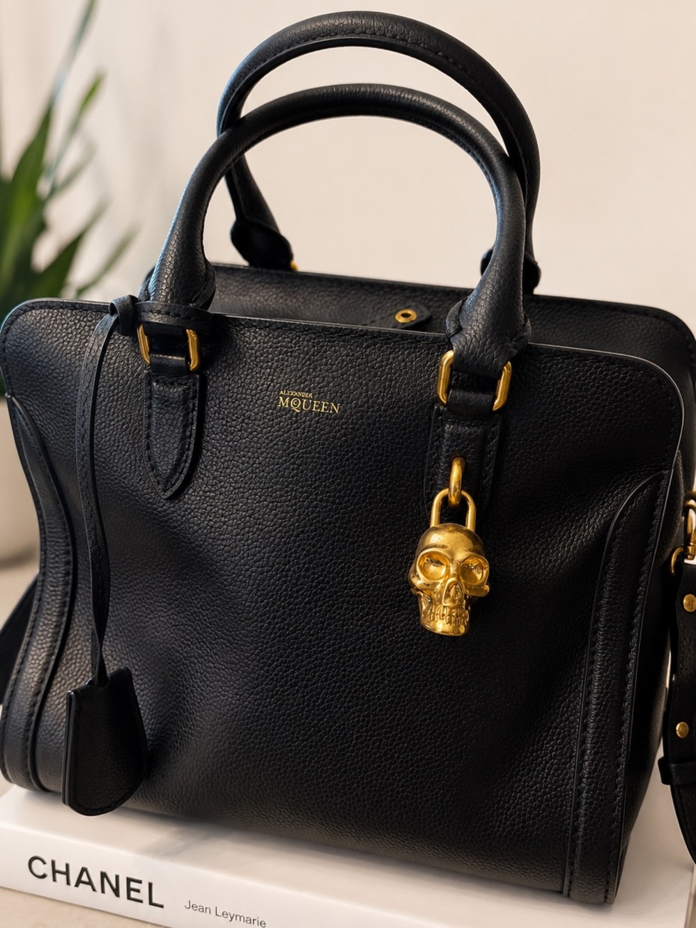 Authentic Alexander McQueen Black Pebbled Leather Skull Padlock Zip Tote Satchel